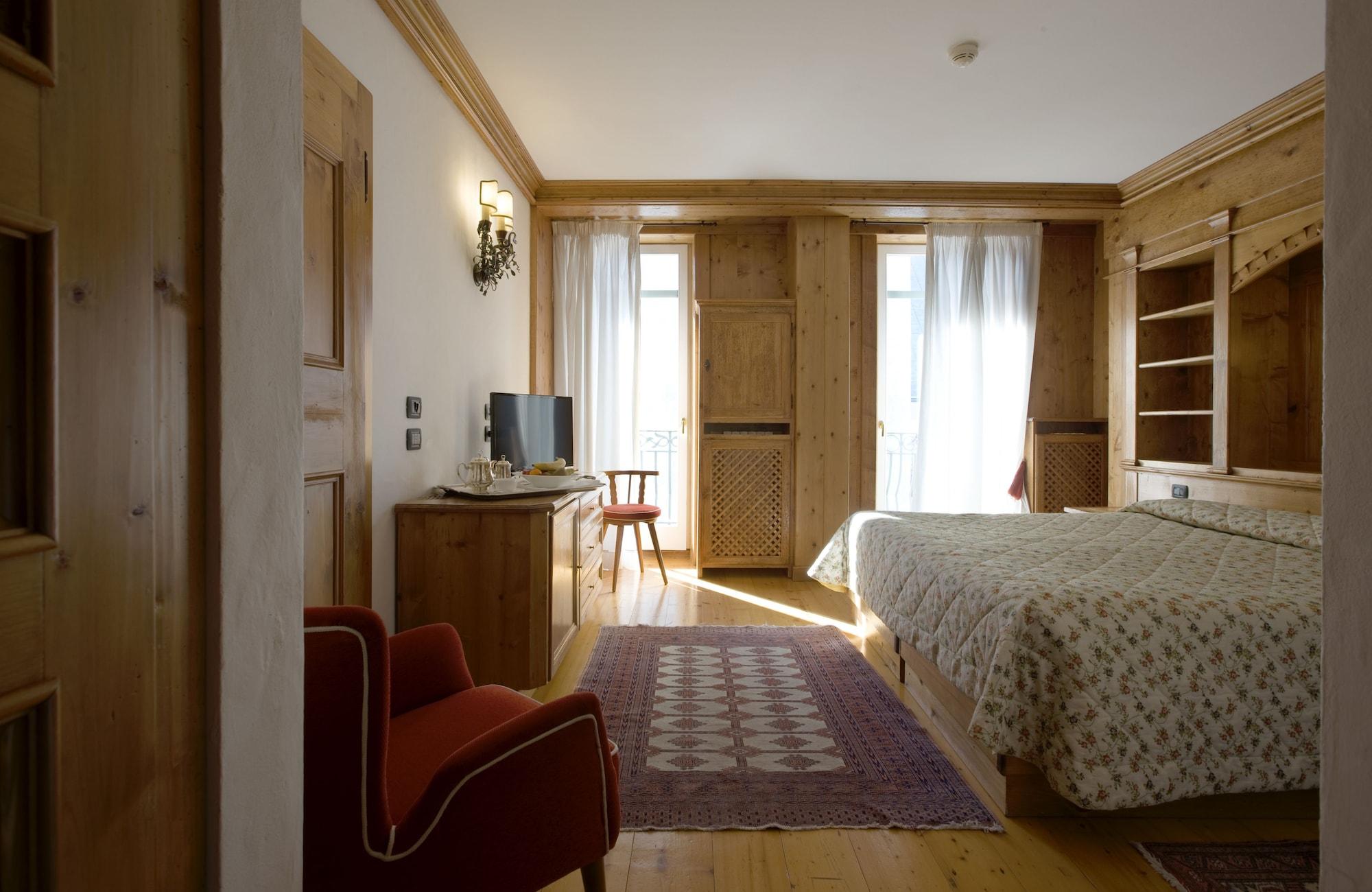 Hotel Cortina Cortina dʼAmpezzo Exteriör bild