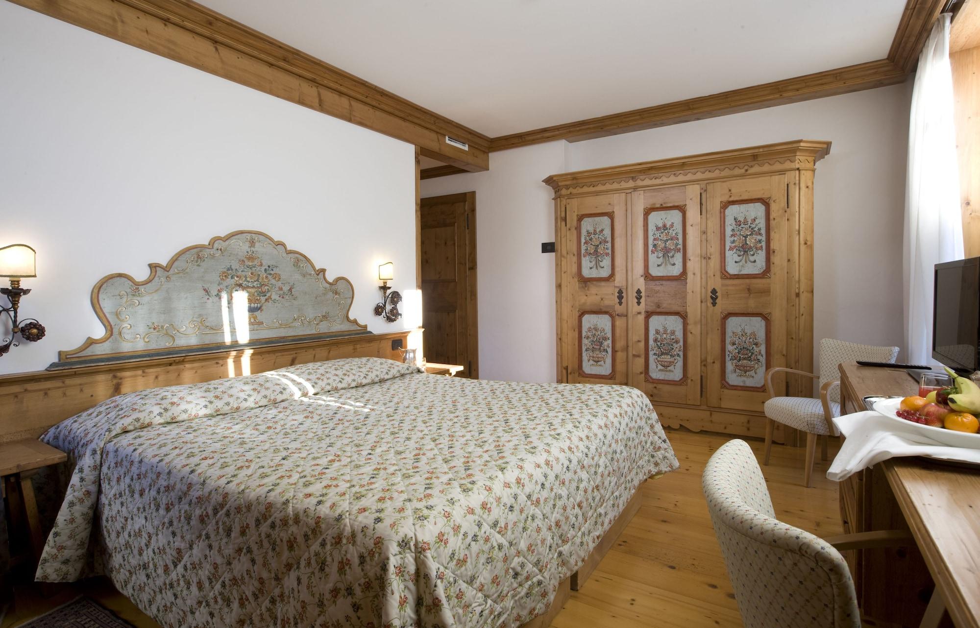 Hotel Cortina Cortina dʼAmpezzo Exteriör bild