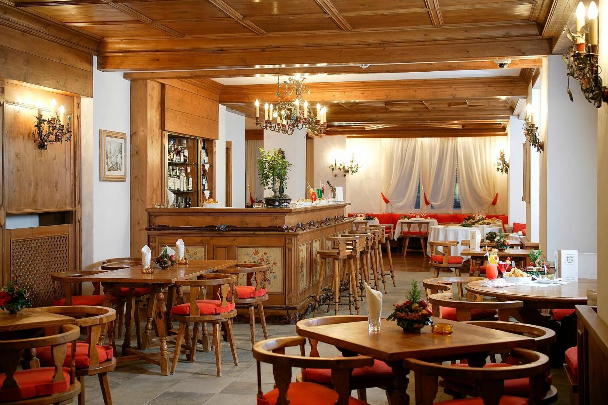 Hotel Cortina Cortina dʼAmpezzo Exteriör bild